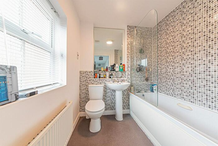 2 Bedroom Apartment To Rent In Victoria Gardens, Wokingham, RG40