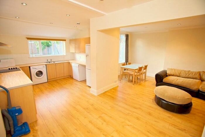 5 Bedroom Semi-Detached House To Rent In Laurel Bank Court, Headingley, Leeds, LS6