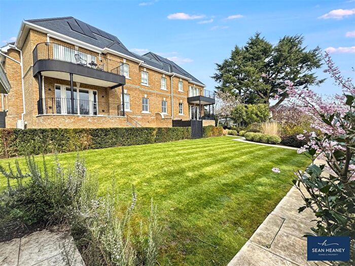 2 Bedroom Flat For Sale In Camlet Way, Barnet, EN4