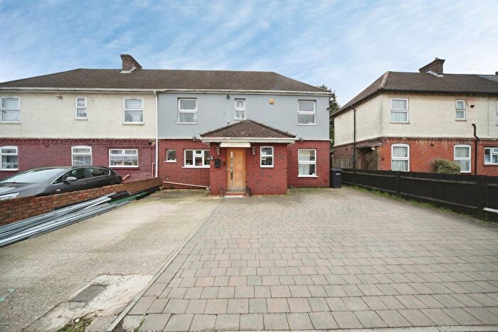 3 Bedroom Semi Detached House For Sale In Dellcot Close, Luton, LU2