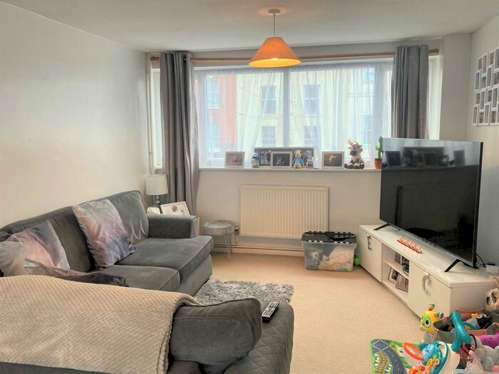 2 Bedroom Flat To Rent In Queens Court, Bishops Walk, Tewkesbury GL20