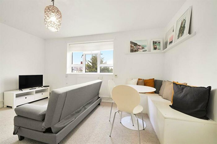 1 Bedroom Flat For Sale In Donnington Road, Willesden, London, NW10