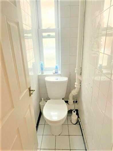 3 Bedroom Flat To Rent In Speakman House, Gibraltar Walk, London, E2