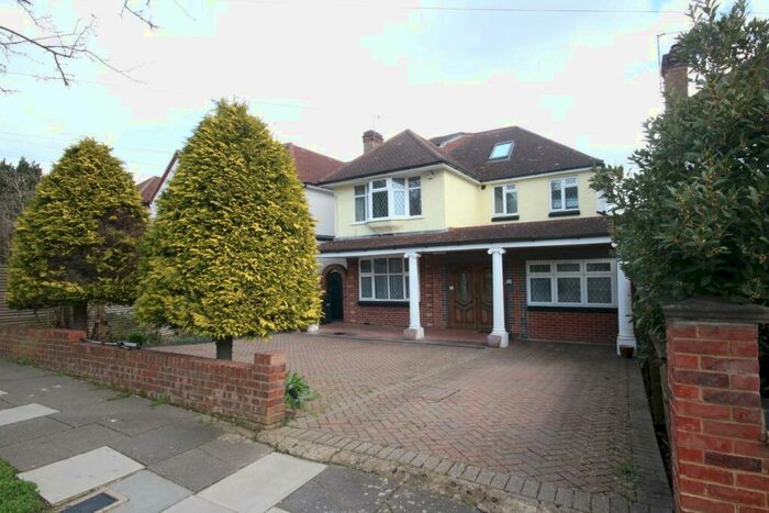 6 Bedroom House To Rent In Southway, London, N20