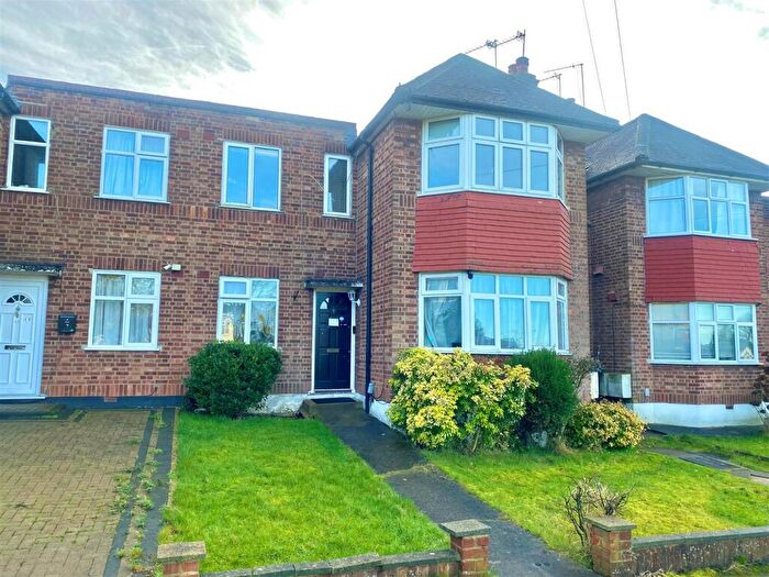 2 Bedroom Maisonette For Sale In Lynton Crest, Potters Bar, EN6