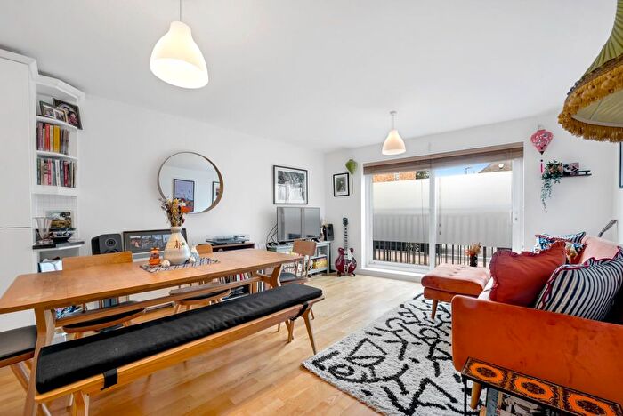 2 Bedroom Flat For Sale In Defoe Road, London, N16