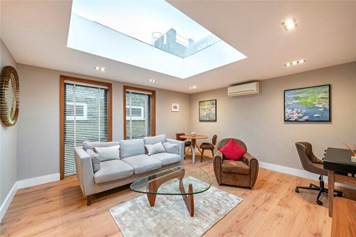 2 Bedroom Mews To Rent In Chestnut Mews, East Sheen, SW14