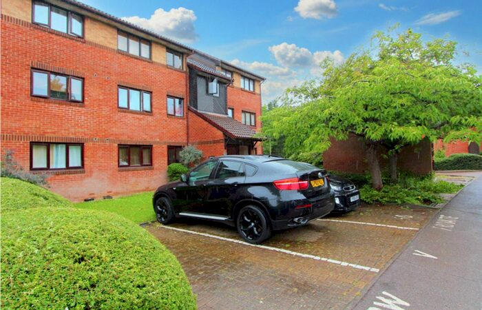 2 Bedroom Flat To Rent In Pavilion Way, Edgware, HA8