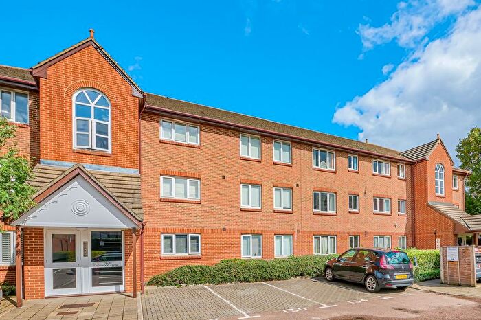 2 Bedroom Flat For Sale In Hopwood Close, Earlsfield, London, SW17