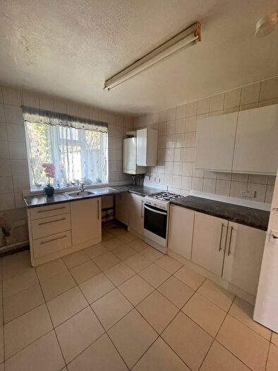 2 Bedroom Flat To Rent In Cobbs Road, Hounslow, Middlesex, TW4