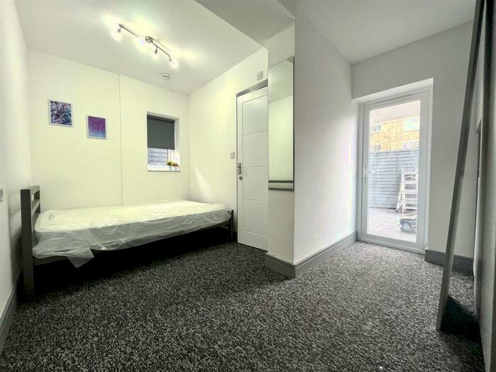 Studio To Rent In Oatlands Road, Enfield, EN3