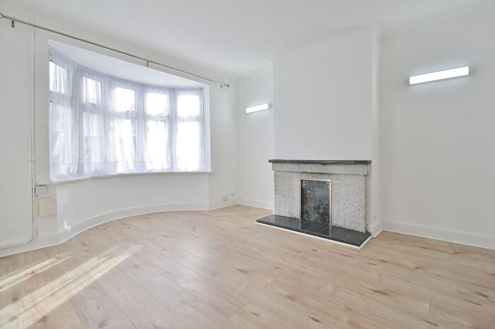 3 Bedroom Semi-Detached House To Rent In Ash Grove, Hounslow, TW5