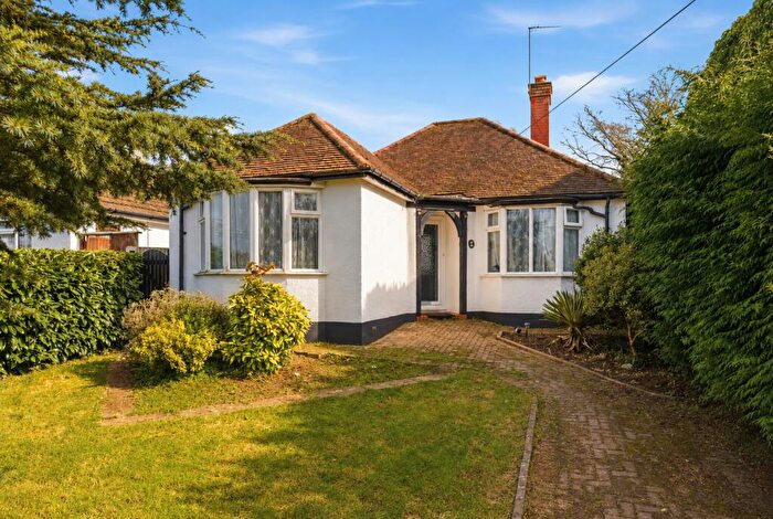 2 Bedroom Bungalow For Sale In Mount Drive, Park Street, St. Albans, Hertfordshire, AL2