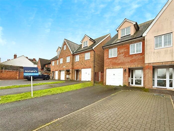 3 Bedroom End Of Terrace House For Sale In Cambridge Road, Crowthorne, Berkshire, RG45