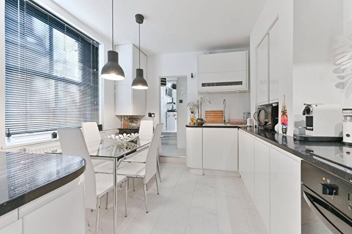 2 Bedroom Flat For Sale In Gipsy Road, West Norwood, London, SE27