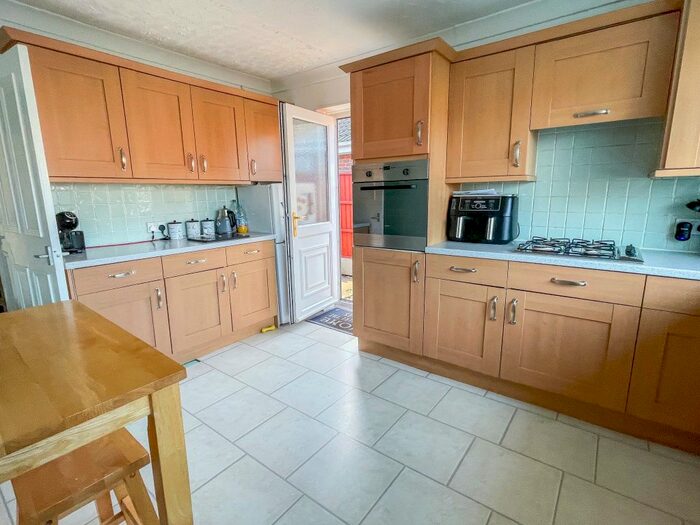 2 Bedroom Detached Bungalow To Rent In The Lings, Armthorpe, Doncaster, DN3