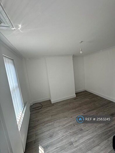 3 Bedroom Terraced House To Rent In Thornton Grove, Leeds, LS12