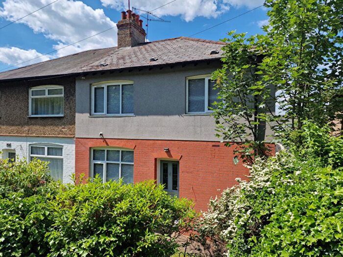 3 Bedroom Semi-Detached House For Sale In London Road, Northampton, NN4
