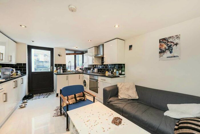 5 Bedroom Maisonette To Rent In New Cross Road, London, SE14