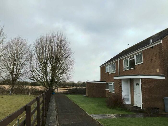 3 Bedroom Flat To Rent In Fox Close, Hailey, OX29