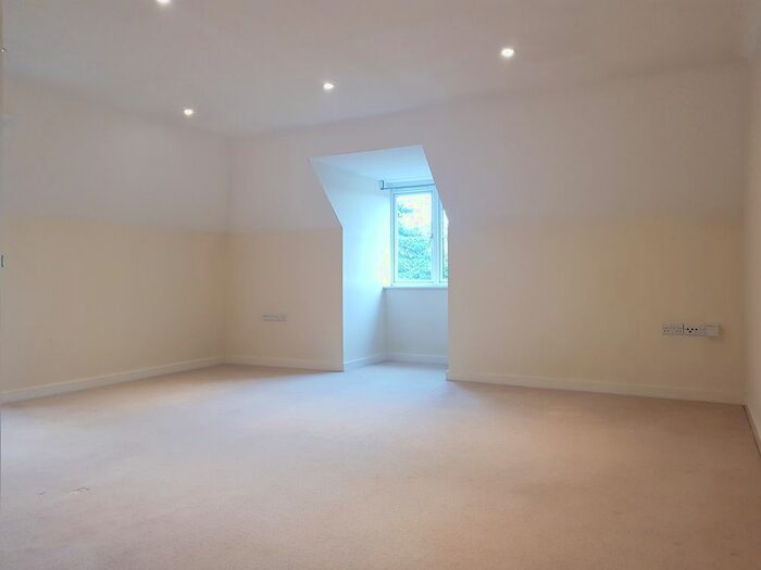 2 Bedroom Flat To Rent In St. Monicas Road, Kingswood, Tadworth, KT20