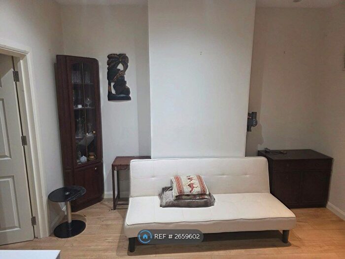 1 Bedroom Flat To Rent In Parvis Road, West Byfleet, KT14