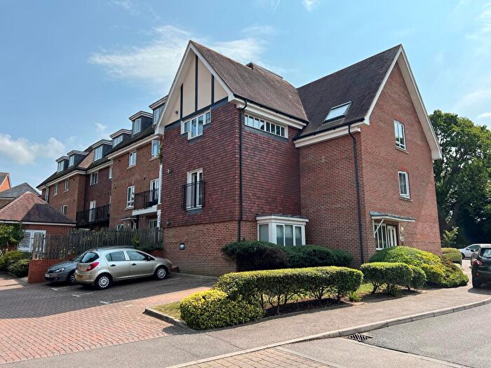 2 Bedroom Flat To Rent In Worth, RH10