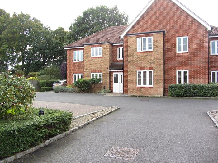 2 Bedroom Flat To Rent In Holmefield Place, Addlestone, KT15
