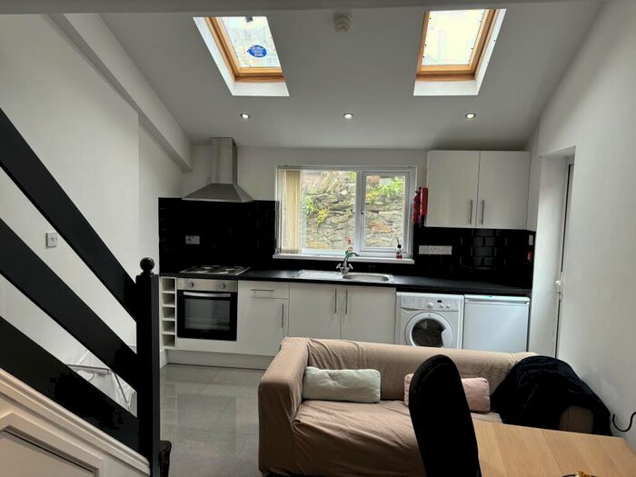 1 Bedroom Flat To Rent In Penylan Road, CF24