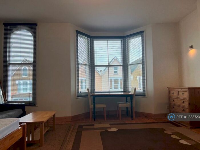 Studio To Rent In Whittington Road, London, N22