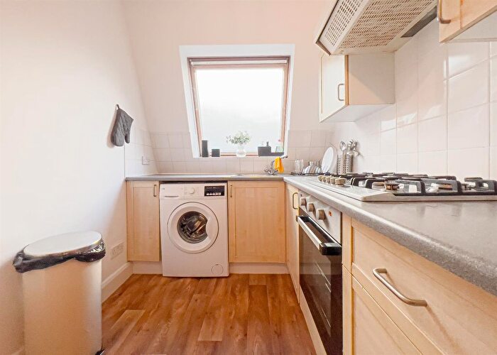 1 Bedroom Flat To Rent In Gleneldon Road, London, SW16