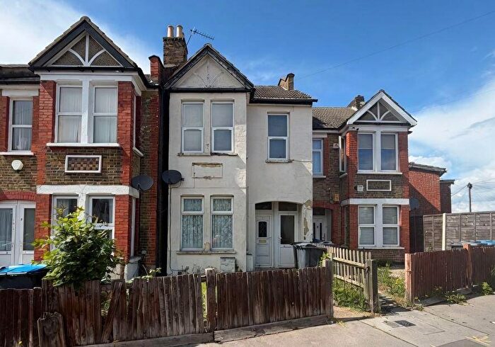 2 Bedroom Flat For Sale In Luna Road, Thornton Heath, Surrey, CR7