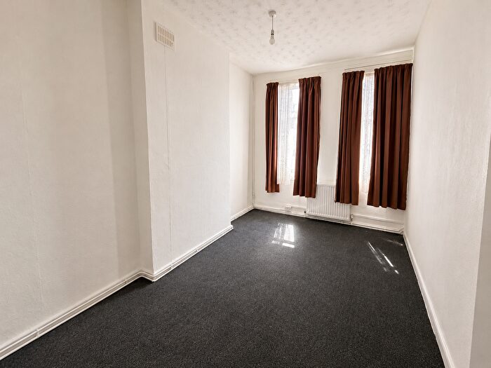 3 Bedroom Flat To Rent In Romford Road, London, E12