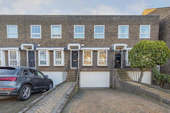 4 Bedroom Terraced House To Rent In Shaftesbury Way, Twickenham TW2