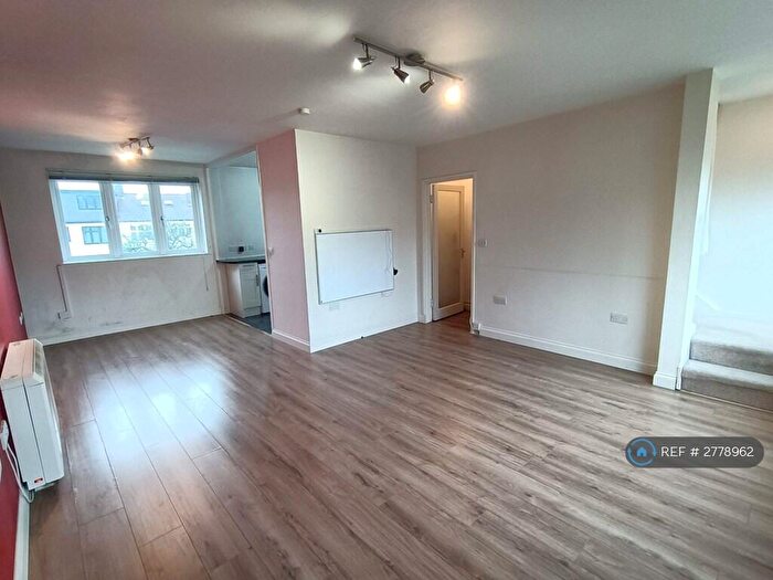 2 Bedroom Maisonette To Rent In Woodvale Court, London, SE25