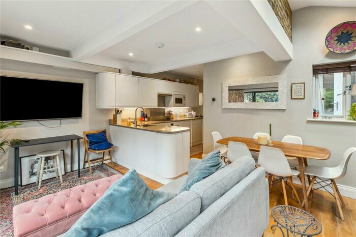 2 Bedroom Apartment To Rent In Aliwal Road, London, SW11