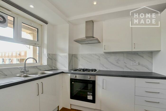 2 Bedroom Flat To Rent In Barringer Square, London, SW17