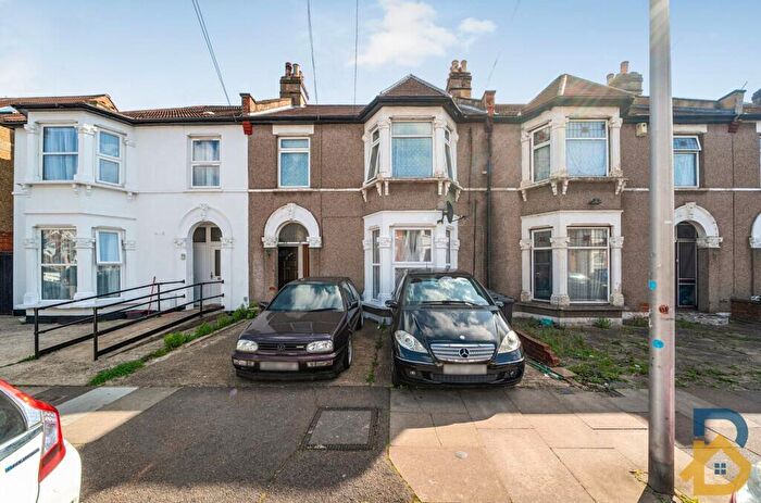 2 Bedroom Maisonette For Sale In Seven Kings Road Ilford, Ilford, Essex, IG3