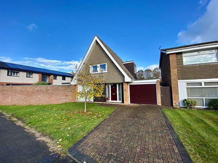 3 Bedroom Detached House For Sale In Fairlawn, Swindon, SN3