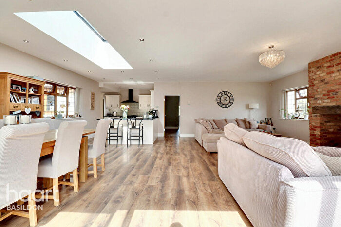 5 Bedroom Detached House For Sale In South Avenue, Basildon, SS16