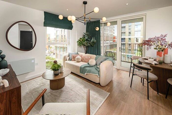 1 Bedroom Flat For Sale In Eden Grove, Staines, Surrey, TW18