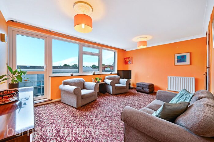3 Bedroom Maisonette For Sale In Lydney Close, London, SW19