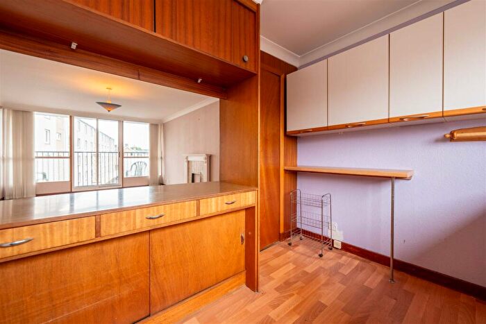 2 Bedroom Flat For Sale In Muirton Place, Perth, PH1