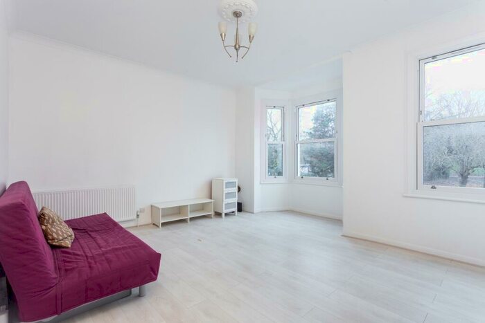 2 Bedroom Flat To Rent In Norwood Road, SE24