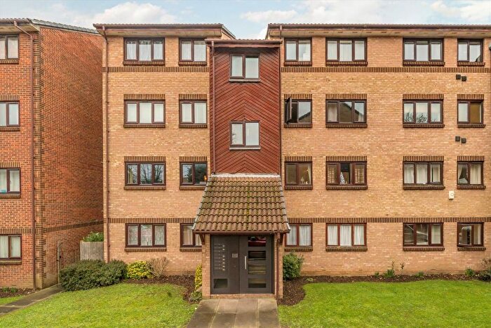 2 Bedroom Flat To Rent In Wicket Road, Perivale, UB6