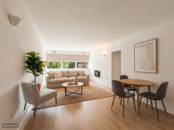 3 Bedroom Flat For Sale In High Point, Weybridge, KT13