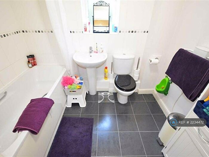 2 Bedroom Flat To Rent In Caspian Way, Purfleet, RM19