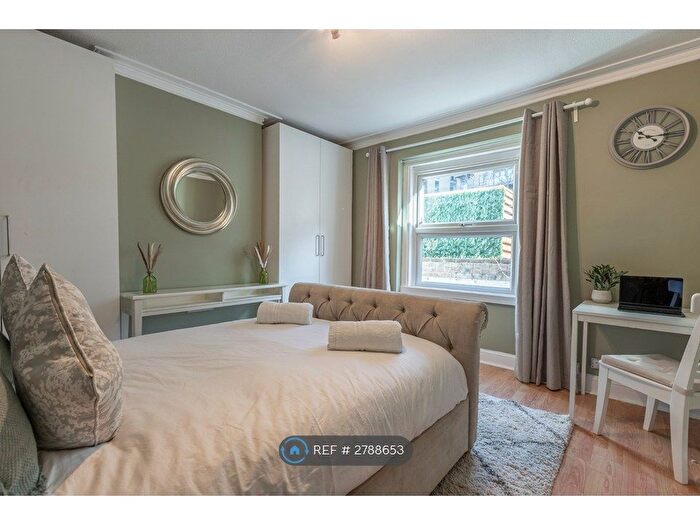 1 Bedroom Flat To Rent In Kew Bridge Road, London, TW8