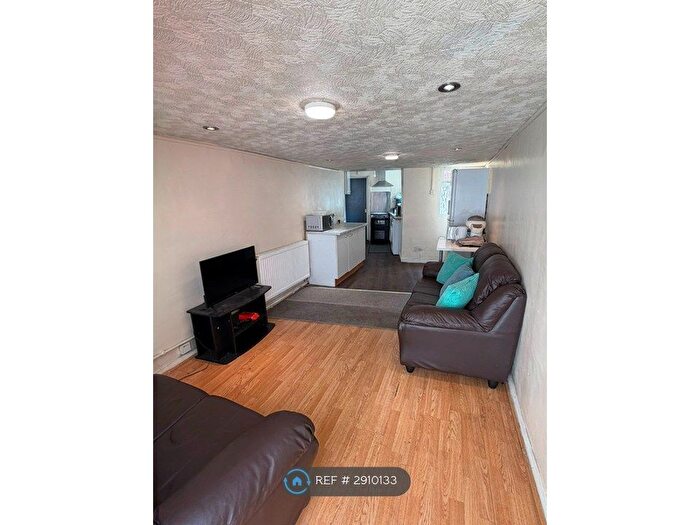 2 Bedroom Flat To Rent In Raddlebarn Road, Birmingham, B29