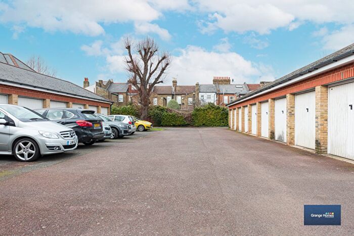 Garage / Parking To Rent In Gater Drive, Enfield, EN2